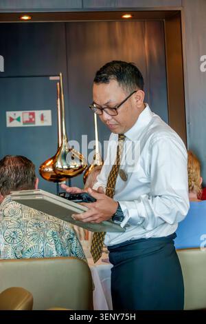 Cabo San Lucas Mexico, Norwegian Cruise Line NCL Schiff Joy, Restaurantserver, Crewmitglied, Kellner, Gastgewerbe Arbeiter, asiatischer Mann, erwachsener Mann, Uniform, Krawatte, Name Stockfoto