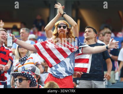 Los Angeles, Usa. Juni 2026. Ein Fan des Teams USA bekundet seine Unterstützung vor dem Start des Spiels der FIFA-Weltmeisterschaft zwischen den USA und Paraguay am Freitag, den 12. Juni 2026 im SoFi Stadium in Los Angeles. Foto: Christian Brunskill/UPI Credit: UPI/Alamy Live News Stockfoto