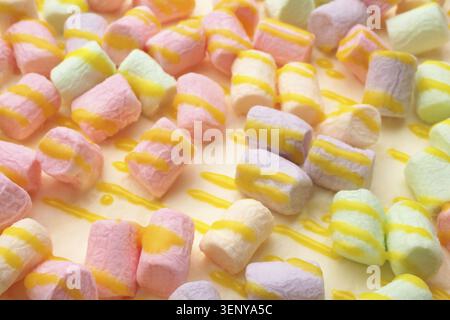 Kuchen mit mehrfarbigem Marshmallow, für Hintergründe oder Texturen Stockfoto