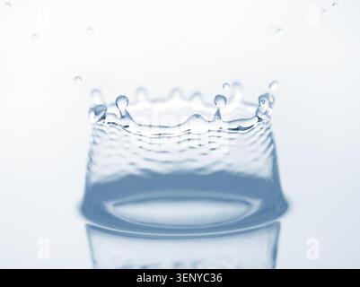 Kronenförmige Wasserspritzer Nahaufnahme Stockfoto
