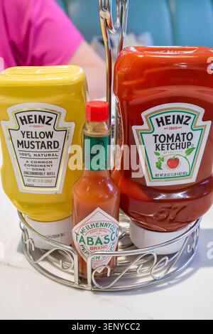 Pazifik, Norwegian Cruise Line NCL Joy Schiff, Heinz Tomatenketchup, Heinz Gelbsenf, Tabasco Pfeffersauce, Restaurant-Gewürze, Statio Stockfoto