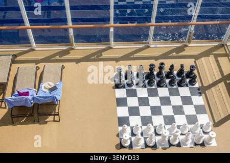 Pazifik, Norwegian Cruise Line NCL Joy Schiff, riesiges Schachbrett, übergroße Schachfiguren, Outdoor Game Deck, Strategiespiel, Erholungsbereich, Kreuzfahrt ameni Stockfoto