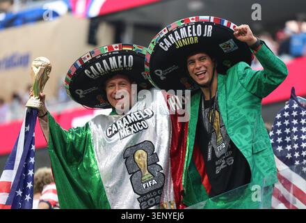 Los Angeles, USA. Juni 2026. Die Fans posieren für Fotos vor dem Spiel der Gruppe D zwischen den USA und Paraguay bei der FIFA Fussball-Weltmeisterschaft 2026 im Los Angeles Stadium in Los Angeles, USA, am 12. Juni 2026. Quelle: Bai Xuefei/Xinhua/Alamy Live News Stockfoto