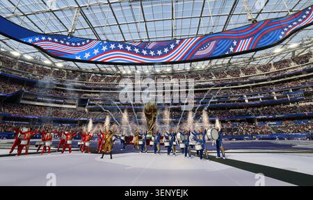 Los Angeles, USA. Juni 2026. Künstler treten vor dem Gruppenspiel D zwischen den USA und Paraguay bei der FIFA Fussball-Weltmeisterschaft 2026 im Los Angeles Stadium in Los Angeles, USA, am 12. Juni 2026 auf. Quelle: Bai Xuefei/Xinhua/Alamy Live News Stockfoto