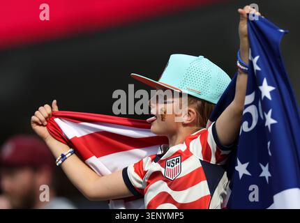 Los Angeles, USA. Juni 2026. Ein Fan der Vereinigten Staaten ist vor dem Spiel der Gruppe D zwischen den Vereinigten Staaten und Paraguay bei der FIFA Fussball-Weltmeisterschaft 2026 im Los Angeles Stadium in Los Angeles, USA, am 12. Juni 2026 zu sehen. Quelle: Mao Siqian/Xinhua/Alamy Live News Stockfoto