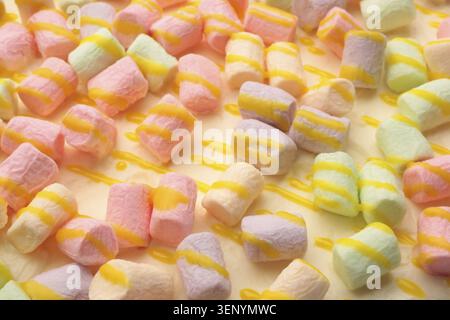 Kuchen mit mehrfarbigem Marshmallow, für Hintergründe oder Texturen Stockfoto