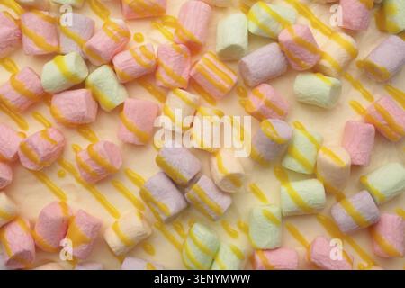 Kuchen mit mehrfarbigem Marshmallow, für Hintergründe oder Texturen Stockfoto