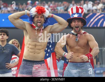 Los Angeles, Usa. Juni 2026. Die Fans des Teams USA zeigen ihre Unterstützung vor dem Start des Spiels der FIFA Fussball-Weltmeisterschaft zwischen den USA und Paraguay am Freitag, den 12. Juni 2026, im SoFi Stadium in Los Angeles. Foto: Christian Brunskill/UPI Credit: UPI/Alamy Live News Stockfoto