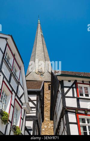 Kirchturm mit Kirchturm in Deutschland, historische Altstadtarchitektur mit flachem Blick, traditionelle Fachwerkhäuser vor blauem Himmel im Mittelalter Stockfoto