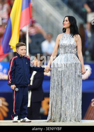 Los Angeles, Usa. Juni 2026. Katy Perry und Tius Luka treten während der Eröffnungszeremonie vor einem Fußball-WM-Spiel zwischen den USA und Paraguay am Freitag, den 12. Juni 2026, im SoFi Stadium in Los Angeles auf. Foto: Christian Brunskill/UPI Credit: UPI/Alamy Live News Stockfoto