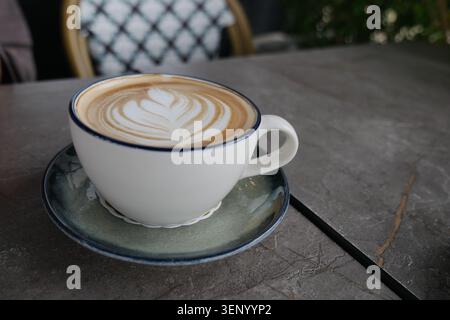 Frischer Kaffee in einer Tasse mit Latte Art Design Stockfoto