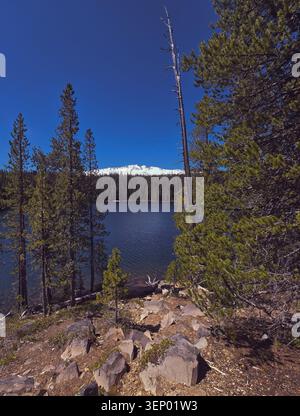 Eine Rocky Ridge Vista mit seiner sonnigen Alpenküste mit Blick auf Yuran Lake und Diamond Peak Stockfoto