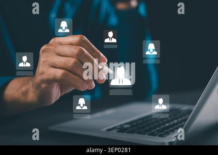 HR Manager mit Eingabestift wählt das digitale Kandidatenprofil auf virtueller Oberfläche aus und optimiert so den Einstellungsprozess, die Auswahl von Talenten und die Personalbeschaffung Stockfoto