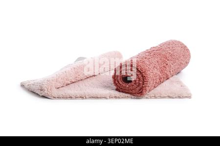Gerollte und flache rosa zottelige Badezimmerteppiche für Wohnkultur und Komfort, isoliert auf weißem Hintergrund Stockfoto