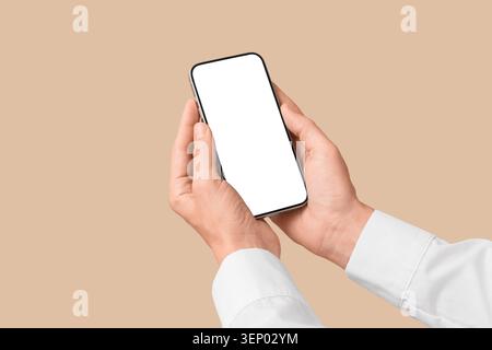 Modernes Smartphone mit leerem weißen Bildschirm in zwei Händen, digitaler Kommunikation und Mockup für Mobiltechnologie Stockfoto