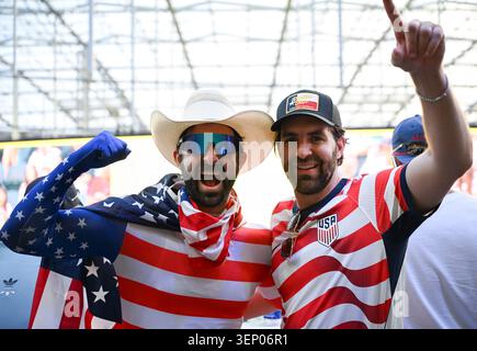 Los Angeles, USA. Juni 2026. Fans der Vereinigten Staaten jubeln beim Spiel der Gruppe D zwischen den Vereinigten Staaten und Paraguay bei der FIFA Fussball-Weltmeisterschaft 2026 im Los Angeles Stadium in Los Angeles, USA, am 12. Juni 2026. Quelle: Peng Ziyang/Xinhua/Alamy Live News Stockfoto