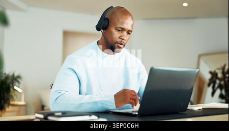 Laptop, Kopfhörer und schwarzer Mann zu Hause für Kundenservice, crm oder Callcenter mit Remote-Arbeit. MIC, Computer und afrikanischer technischer Support Stockfoto
