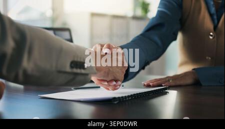 Handschütteln, Einstellung und Mitarbeiter im Büro mit Bewerbungsgesprächen, Angeboten oder Besprechungen im Onboarding-Prozess. Vertrag, Recruiter oder Handshake in Agentur mit Stockfoto