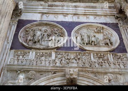 Reliefs auf dem Konstantinsbogen in Rom Italien Stockfoto