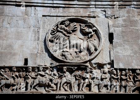 Reliefs auf dem Konstantinsbogen in Rom Italien Stockfoto