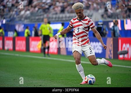 Juni 2026; Los Angeles Stadium, Los Angeles, Kalifornien, USA; FIFA Fussball-Weltmeisterschaft, USA gegen Paraguay; Antonee Robinson aus den Vereinigten Staaten gibt den Ball Stockfoto