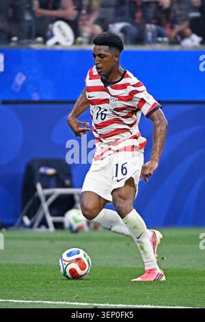 Juni 2026; Los Angeles Stadium, Los Angeles, Kalifornien, USA; FIFA Fussball-Weltmeisterschaft, USA gegen Paraguay; Alex Freeman aus den USA kontrolliert den Ball Stockfoto