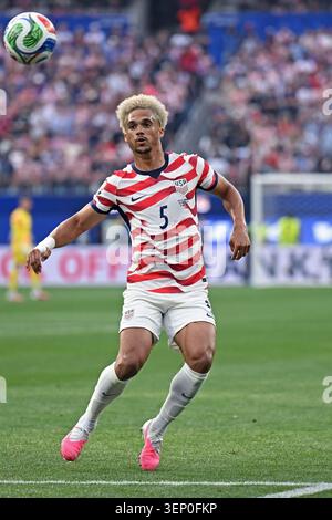 Juni 2026; Los Angeles Stadium, Los Angeles, Kalifornien, USA; FIFA Fussball-Weltmeisterschaft, USA gegen Paraguay; Antonee Robinson aus den Vereinigten Staaten beobachtet den Ball Stockfoto