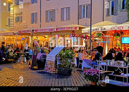 Leute essen in Bürgersteig-Restaurants auf der Piazza Campo di Fiore in Rome Ilaty Stockfoto