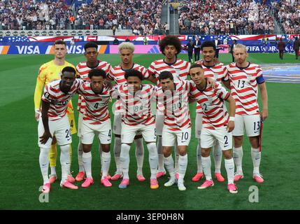 Los Angeles, USA. Juni 2026. Spieler der Vereinigten Staaten stehen vor dem Spiel der Gruppe D zwischen den Vereinigten Staaten und Paraguay bei der FIFA Fussball-Weltmeisterschaft 2026 im Los Angeles Stadium in Los Angeles, USA, am 12. Juni 2026 an. Quelle: Bai Xuefei/Xinhua/Alamy Live News Stockfoto