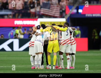 Los Angeles, USA. Juni 2026. Die Spieler der Vereinigten Staaten feiern nach dem Spiel der Gruppe D zwischen den Vereinigten Staaten und Paraguay bei der FIFA Fussball-Weltmeisterschaft 2026 im Los Angeles Stadium in Los Angeles, USA, am 12. Juni 2026. Quelle: Mao Siqian/Xinhua/Alamy Live News Stockfoto