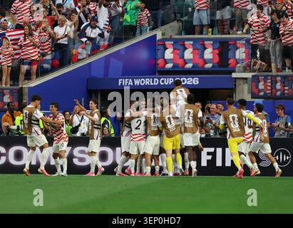 Los Angeles, USA. Juni 2026. Spieler aus den Vereinigten Staaten feiern das Ergebnis beim Spiel der Gruppe D zwischen den Vereinigten Staaten und Paraguay bei der FIFA Fussball-Weltmeisterschaft 2026 im Los Angeles Stadium in Los Angeles, USA, am 12. Juni 2026. Quelle: Bai Xuefei/Xinhua/Alamy Live News Stockfoto