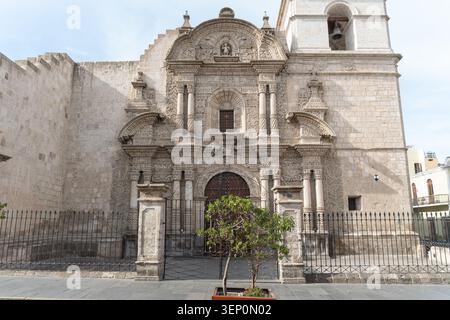Barocke Sillar-Steinfassade der Kirche der Gesellschaft Jesu, ein Jesuitentempel aus dem 17. Jahrhundert im historischen Zentrum von Arequipa, Peru Stockfoto