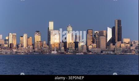 Skyline von Seattle über Elliott Bay während der Golden Hour Seattle Washington USA Stockfoto