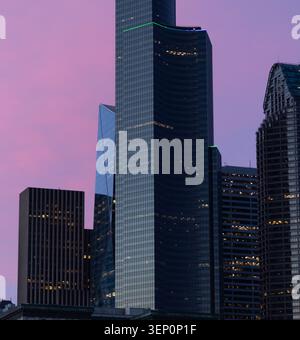 Nahaufnahme der Wolkenkratzer im Stadtzentrum von Seattle in der Abenddämmerung mit Columbia Center Tower und moderner Hochhausarchitektur im Washington State USA Stockfoto