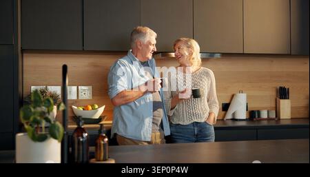 Altes Paar, Kaffee und Unterhaltung in der Küche mit Becher, Getränk und Ruhestand für die morgendliche Routine. Heim, Reflexion und ältere Männer und Frauen mit Stockfoto
