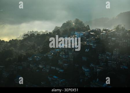 Trübe Morgennebel über Bergsiedlungen in Aizawl, Mizoram Stockfoto
