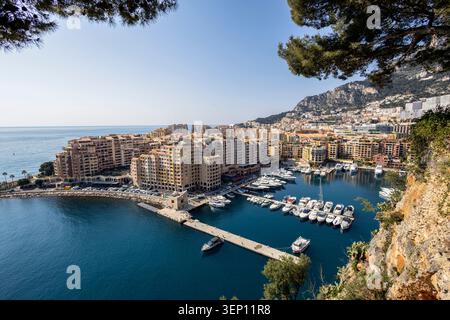 Luftaufnahme des Hafens von Fontvieille im Bezirk Fontvieille des Fürstentums Monaco vom Aussichtspunkt Hafen von Fontvieille Stockfoto