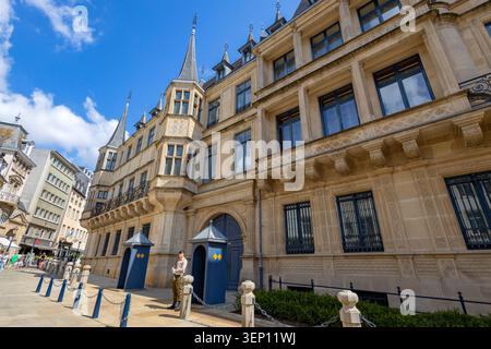 Blick auf den Großherzoglichen Palast von Luxemburg im Herzen der Oberstadt der Hauptstadt. Es ist die offizielle Residenz des Großherzogs von Luxemburg Stockfoto