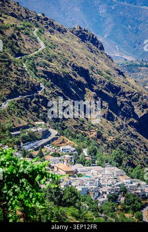 Malerischer Blick auf ein Dorf Pampaneira an einem Berghang in der spanischen Sierra Nevada. Stockfoto