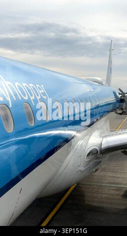 KLM Cityhopper Embraer Passagierflugzeug parkte auf dem Asphalt am Flughafen Amsterdam Schiphol in den Niederlanden unter bewölktem Himmel Stockfoto