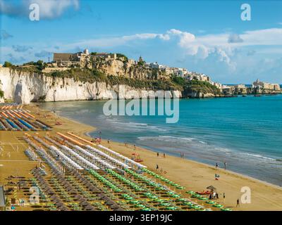 Aus der Vogelperspektive auf den Sandstrand Spiaggia di Castello in Vieste, Italien Stockfoto
