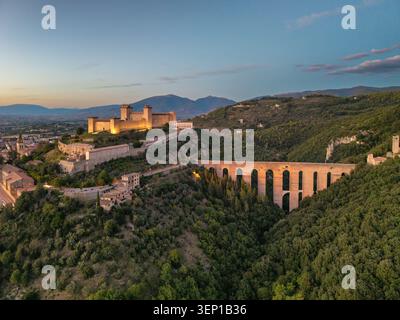 Luftaufnahme von Spoleto in der Dämmerung mit Ponte delle Torri und Festung Stockfoto