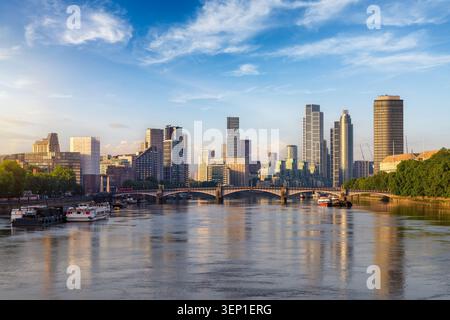 Goldener Sonnenaufgang mit Blick auf die Londoner Skyline mit Lambeth Bridge, der Themse und den Wolkenkratzern bei Nine Elms Stockfoto