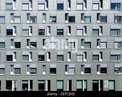 Abstrakte Fassade eines modernen Bürogebäudes mit gewellter Metallverkleidung und sich wiederholenden geometrischen Fensterrahmen oslo norwegen Stockfoto