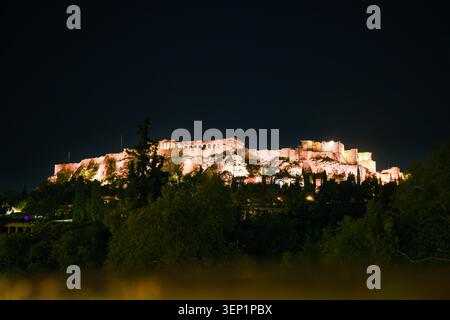 Akropolis von Athen, beleuchtet bei Nacht in Griechenland Stockfoto