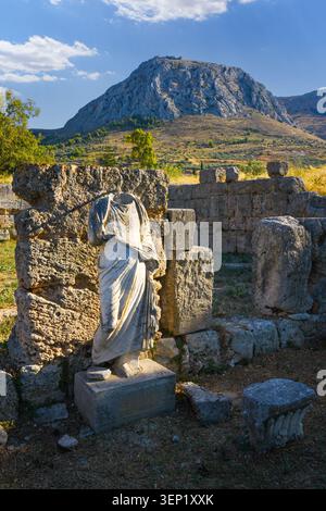 Antike griechische Statue am Tempel des Zeus archäologische Stätte in Korinth, Griechenland Stockfoto