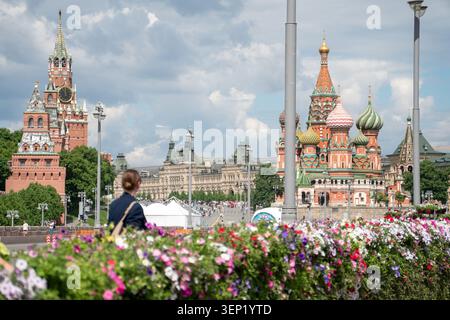 Moskau, Russland - 24. Mai 2026: Blick von der Bolschoj-Moskworetski-Brücke in Richtung Basilius-Kathedrale, Spasskaja-Turm des Moskauer Kremls, bunt Stockfoto
