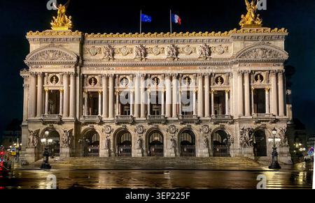 Palais Garnier (Pariser Oper) in einer regnerischen Nacht. Paris, Frankreich Stockfoto