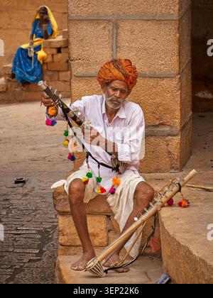 Rajasthani Volksmusiker mit einem traditionellen Streichinstrument in der Nähe des Jaisalmer Fort in Rajasthan, Indien. Stockfoto