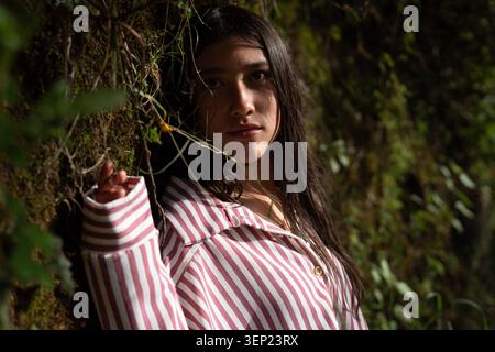 Junge Frau, die einen ruhigen Moment in der Natur genießt Stockfoto
